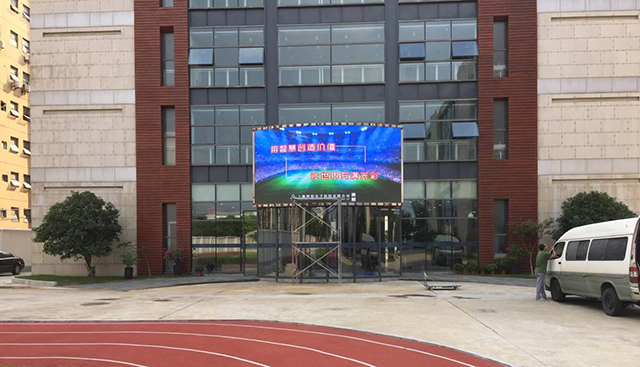 上海諾美國(guó)際學(xué)校戶(hù)外LED顯示屏由智彩科技定制、安裝