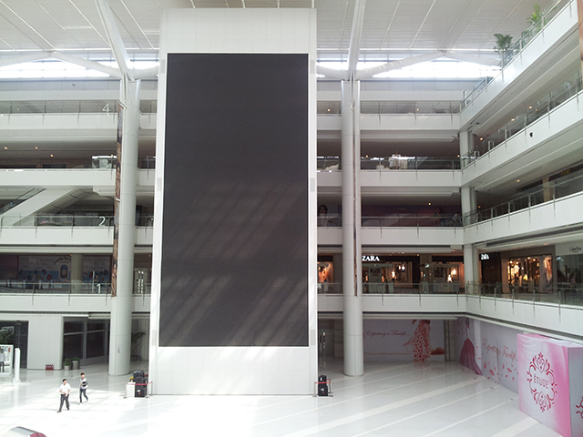 遼寧沈陽皇城國際商貿城P5室內全彩LED顯示屏由上海智彩科技承制、安裝